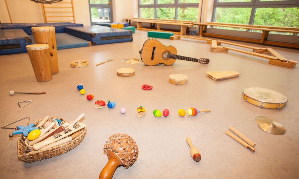 Musikinstrumente auf dem Boden
