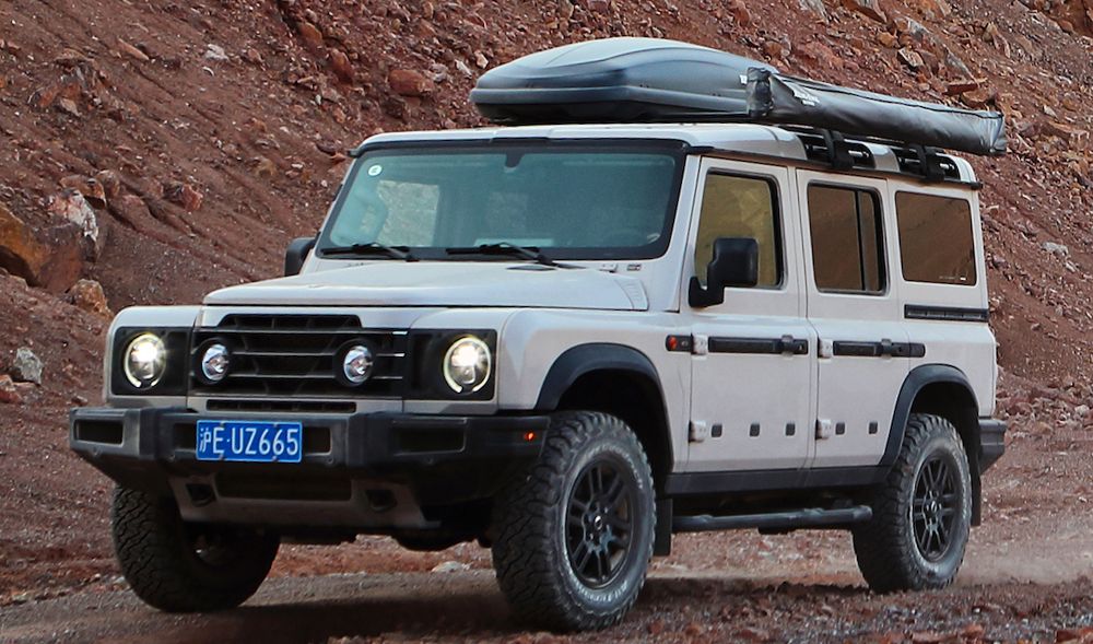 Ineos Grenadier auf einem Steinweg