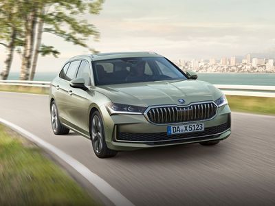 Außenansicht des Skoda Superb Combi Essence Hybrid in Fahrt, zeigt das aerodynamische Design und die moderne Frontpartie.