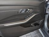 BMW 320 d+Panorama+Navi+HUD+RFK+eSitze+LenkradHZG+PDC