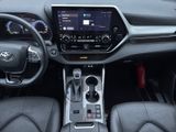 TOYOTA Highlander Hybrid Luxury 7 SITZER+AHK+LEDER+HuD
