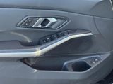 BMW 318 i Touring PDCv+h Rückfahrkam. Navi LED Sportsitze