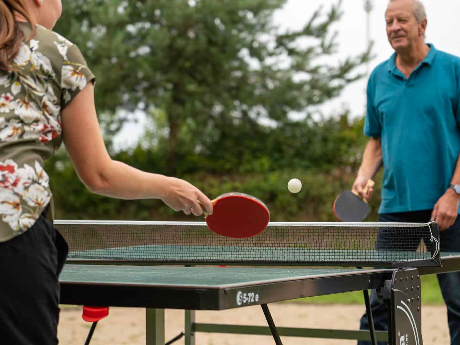 Gäste spielen Tischtennis im Gartenbereich des Hotel Haus 54 in Zingst