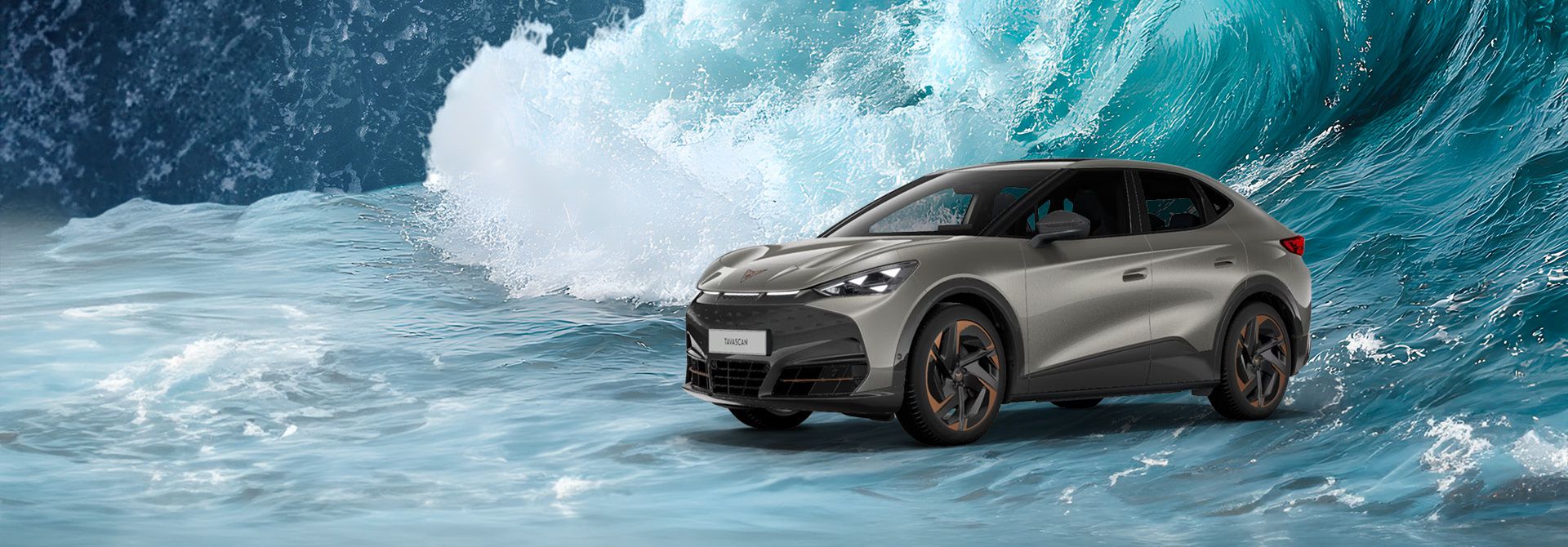 Frontansicht des vollelektrischen Cupra Tavascan in Atacama Desert Metallic mit markanter Lichtsignatur beim Autohaus Ost.