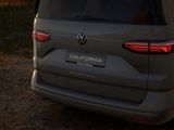 VW California Beach Camper Motor: 2,0 l TDI SCR 110 kW Getriebe: 7-Gang-Doppelkupplungsgetriebe Radstand: 3124 mm LÜ