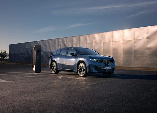 BMW iX3 an der Ladesäule