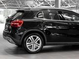 MERCEDES-BENZ GLA 180 Sport Utility Vehicle AHK PDC SHZ