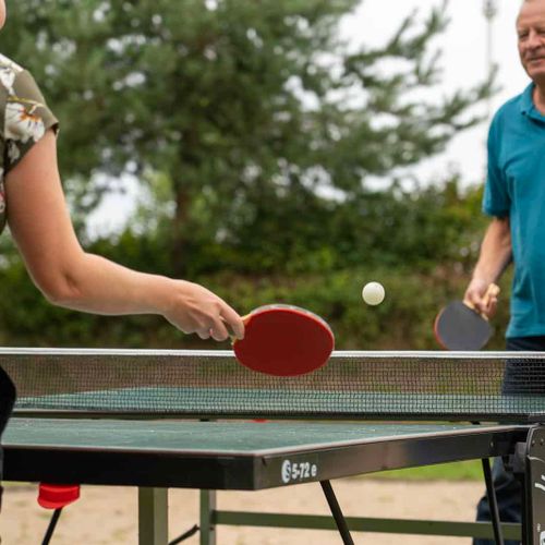 Gäste spielen Tischtennis im Gartenbereich des Hotel Haus 54 in Zingst