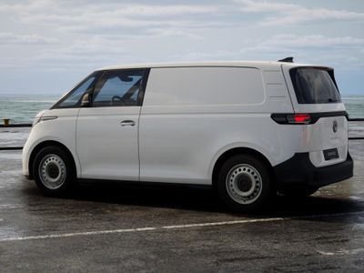 VW ID. Buzz Cargo Pure Motor: 140 kW (190 PS) 58 kWh Getriebe: 1-Gang-Automatikgetriebe Radstand: 2989 mm