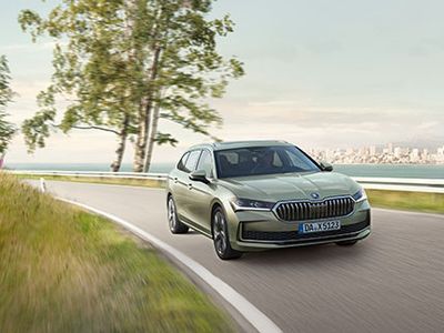 Außenansicht des Skoda Superb Combi Essence Hybrid in Fahrt, zeigt das aerodynamische Design und die moderne Frontpartie.