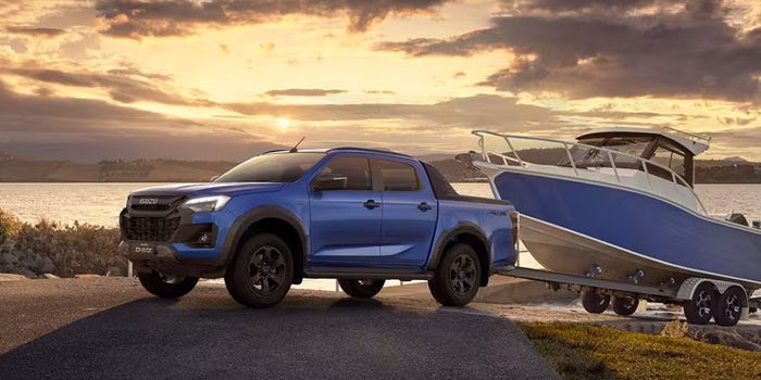Isuzu D-Max Pickup in grauer Lackierung fährt über eine steile, felsige Bergstraße – Neuwagenangebot bei Lackas Rhein-Ruhr