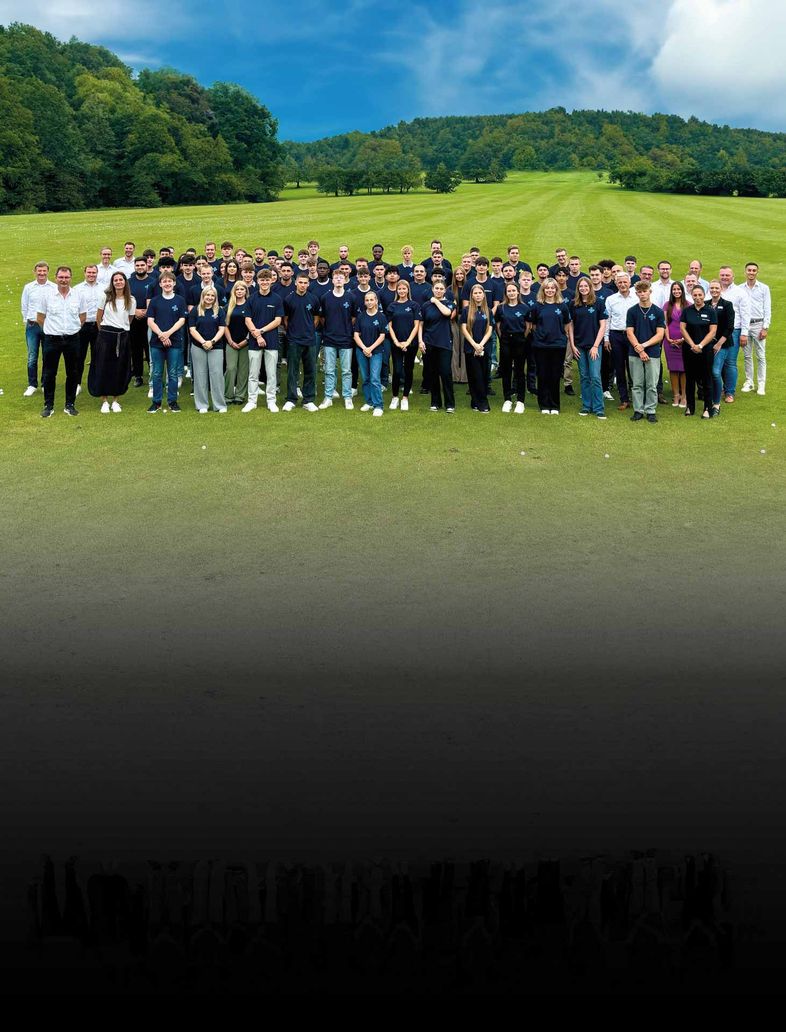 Die neuen Auszubildenden aus dem Jahr 2025 stehen auf einer Wiese mit einheitlichen T-Shirts der Enders-Gruppe. 