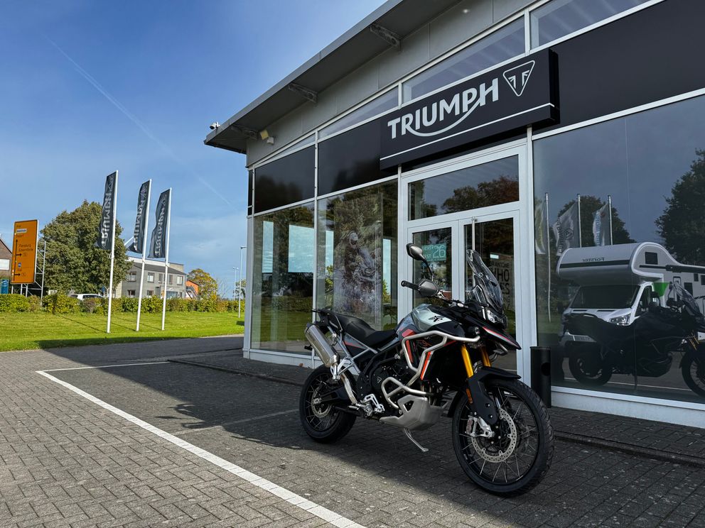 TRIUMPH Tiger 900 Desert Edition MY26 Akrapovic
