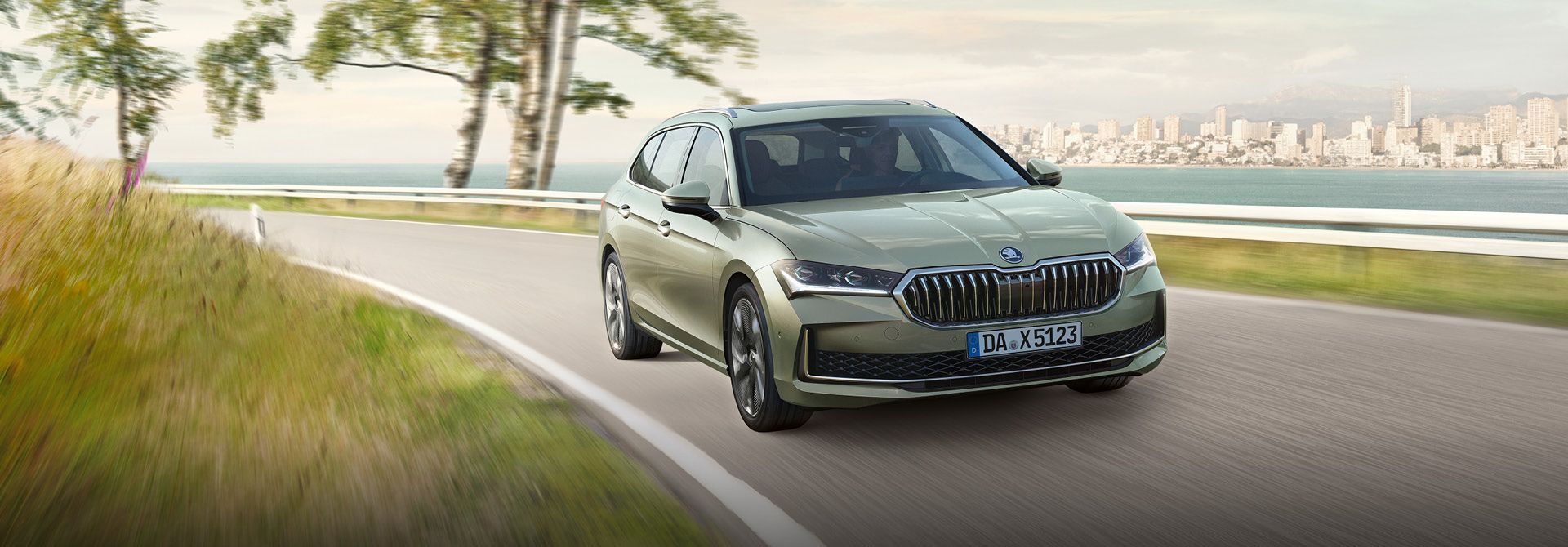 Seitenansicht des neuen Skoda Superb Combi Essence in elegantem Design mit LED-Scheinwerfern und großer Heckklappe.