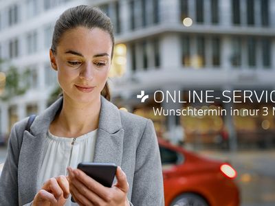 Eine BMW Fahrerin bucht online ihren Servicetermin