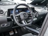 MERCEDES-BENZ GLA 200 d // AMG Navi LED Distr Spur PDC AHK
