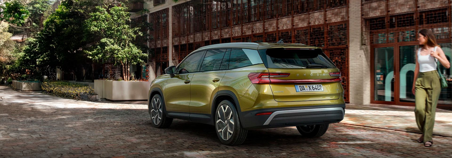 Außenansicht des neuen Skoda Kodiaq Selection Hybrid mit aerodynamischen Felgen und moderner LED-Lichtgrafik.