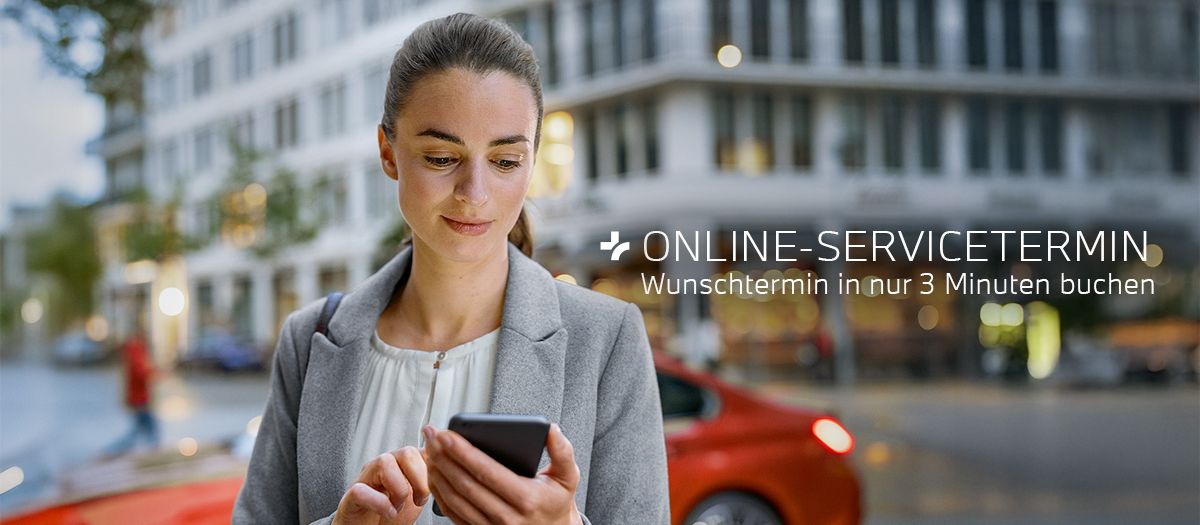 Eine BMW Fahrerin bucht online ihren Servicetermin