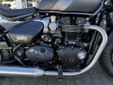 TRIUMPH Bonneville Bobber MY26 Kurven-ABS
