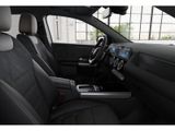 MERCEDES-BENZ GLA 200 d // AMG SPUR KAMERA PDC SHZ MULTI